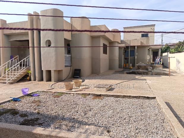 12bdrm House in Achimota for sale · Photo 1