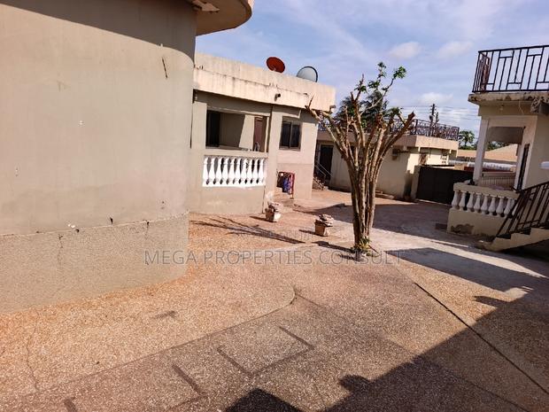 12bdrm House in Achimota for sale · Photo 2