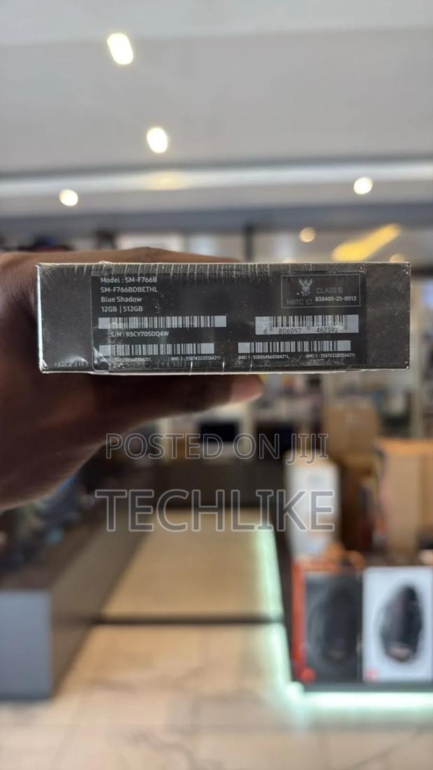 New Samsung Galaxy Z Flip7 512 GB Blue photo 2