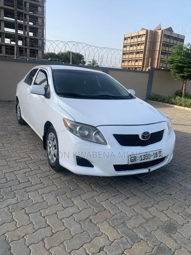 Toyota Corolla LE 4dr Sedan (1.8L 4cyl 4A) 2010 White photo 2