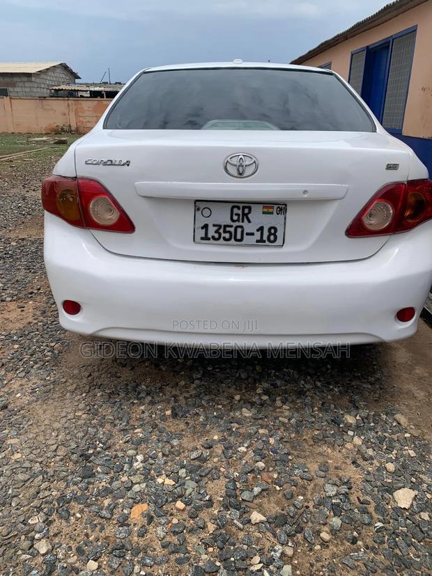 Toyota Corolla LE 4dr Sedan (1.8L 4cyl 4A) 2010 White photo 3