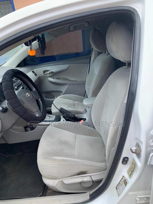 Toyota Corolla LE 4dr Sedan (1.8L 4cyl 4A) 2010 White photo 9