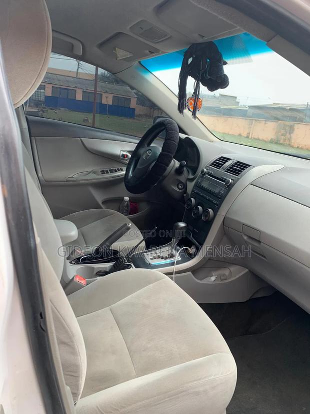 Toyota Corolla LE 4dr Sedan (1.8L 4cyl 4A) 2010 White photo 10