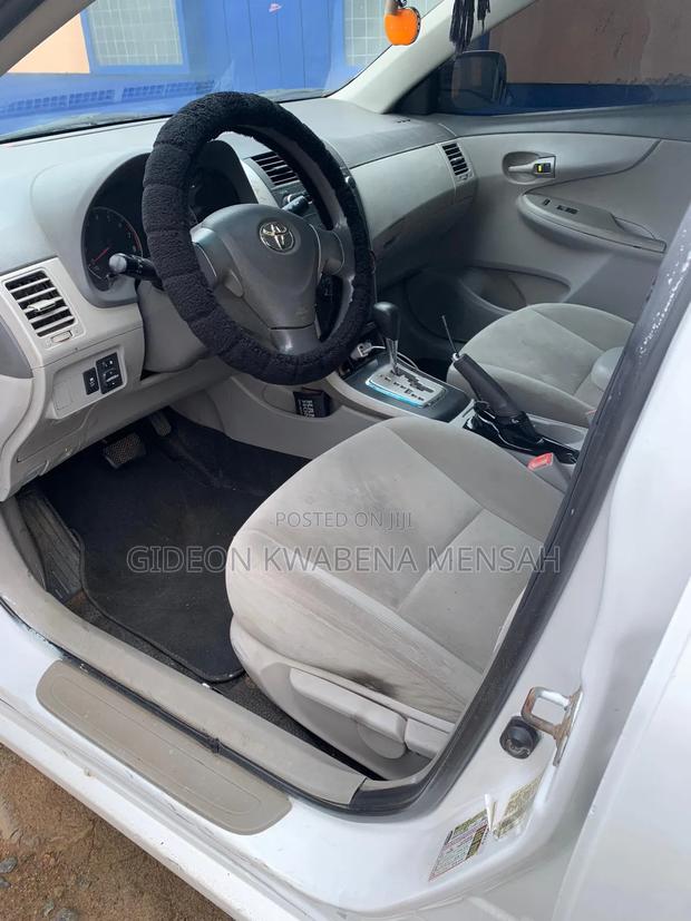 Toyota Corolla LE 4dr Sedan (1.8L 4cyl 4A) 2010 White photo 11
