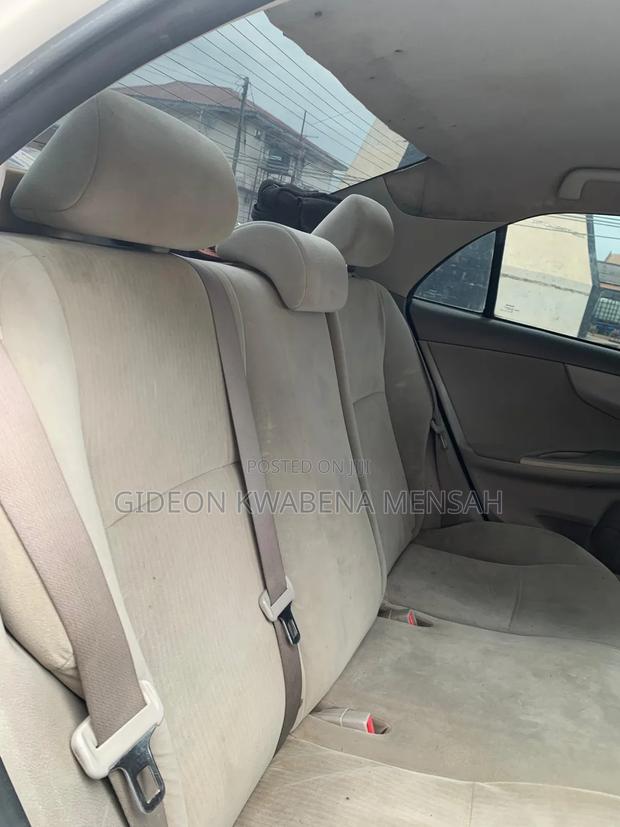 Toyota Corolla LE 4dr Sedan (1.8L 4cyl 4A) 2010 White photo 13