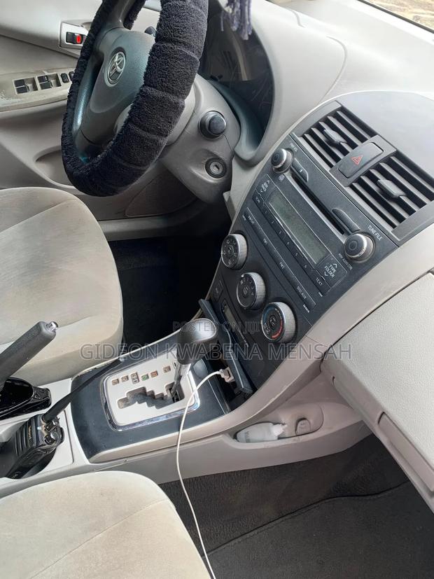 Toyota Corolla LE 4dr Sedan (1.8L 4cyl 4A) 2010 White photo 14