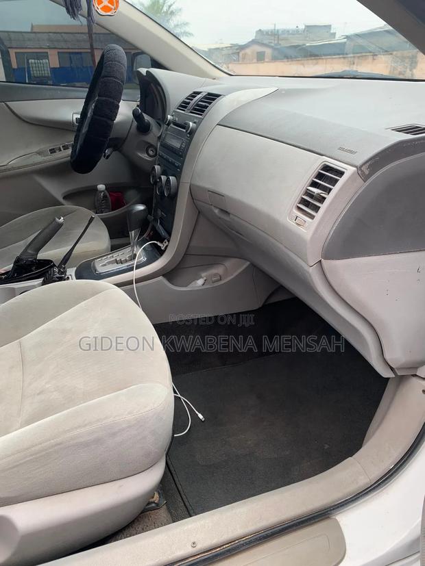 Toyota Corolla LE 4dr Sedan (1.8L 4cyl 4A) 2010 White photo 17