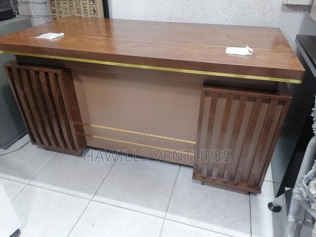 Beautiful Gold Brown Table · Photo 3