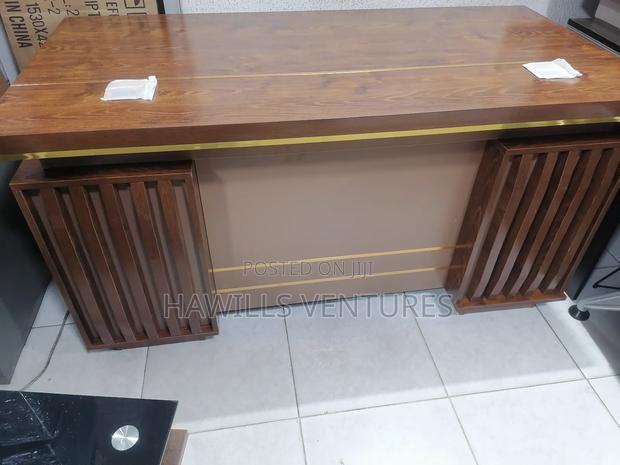 Beautiful Gold Brown Table · Photo 4