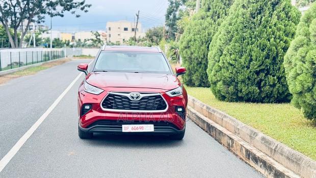 Toyota Highlander XLE AWD 2023 Red