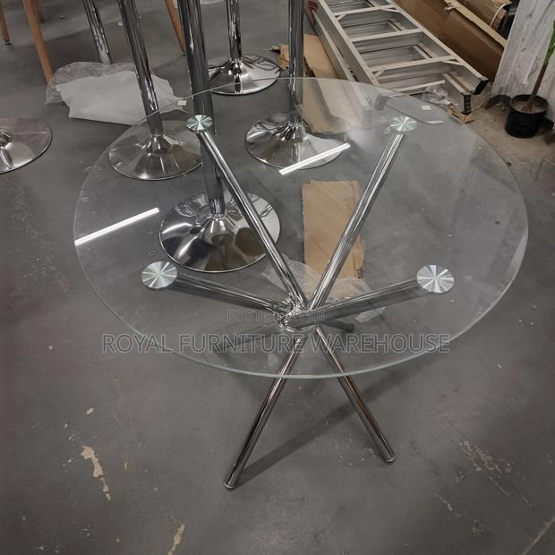Transparent Glass Cocktail Table · Photo 2