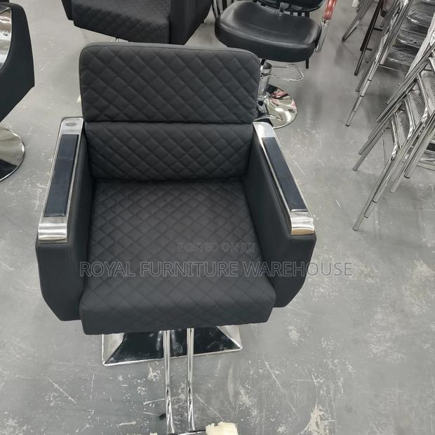 Adjustable Salon Chair · Photo 2