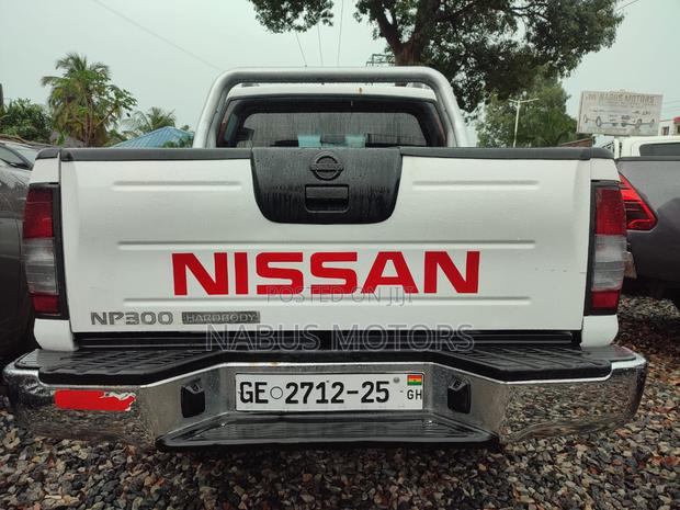 Nissan Hardbody 2014 White