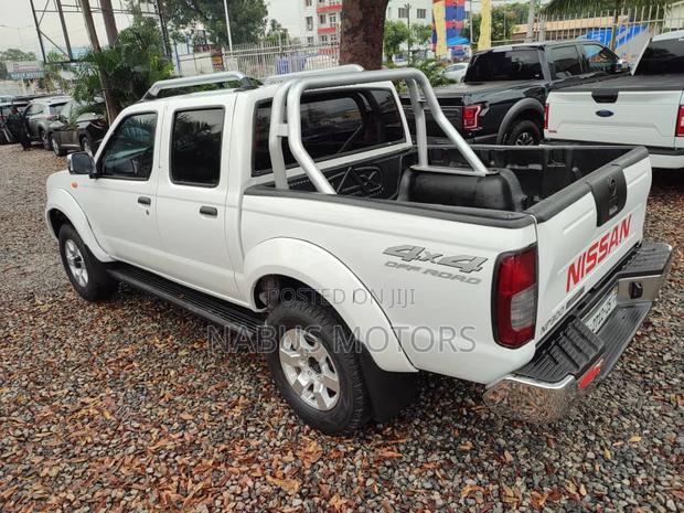 Nissan Hardbody 2014 White