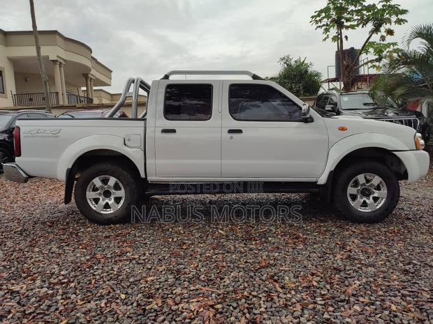 Nissan Hardbody 2014 White