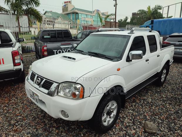 Nissan Hardbody 2014 White