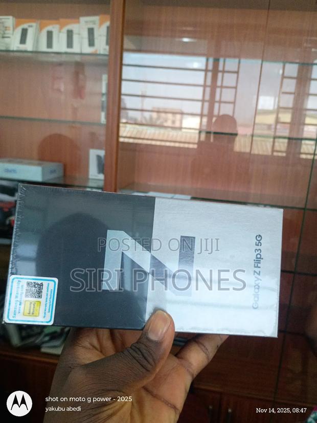 New Samsung Galaxy Z Flip3 5G 256 GB Black photo 3