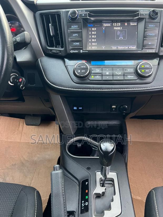 Toyota RAV4 XLE AWD (2.5L 4cyl 6A) 2017 Red photo 4