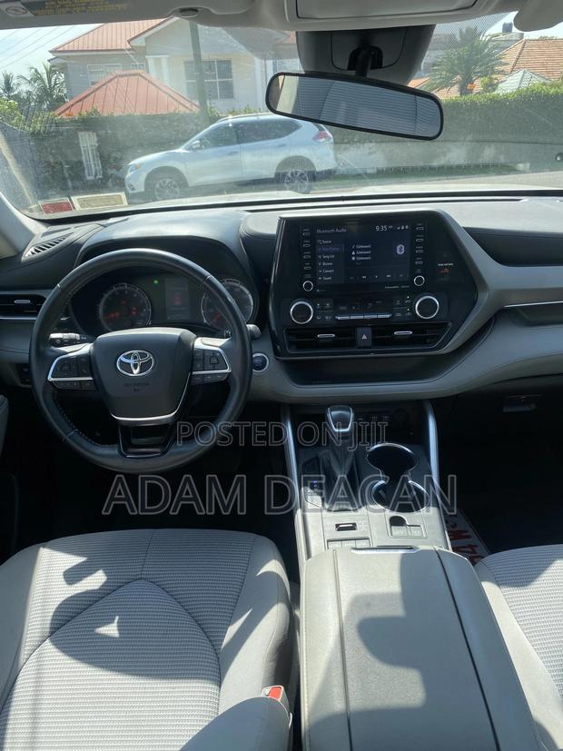 Toyota Highlander LE 2021 White