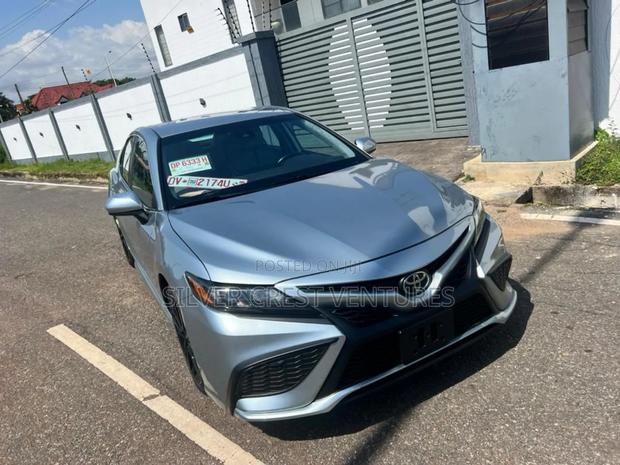 Toyota Camry SE 2021 Gray