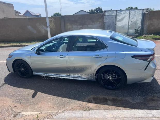 Toyota Camry SE 2021 Gray