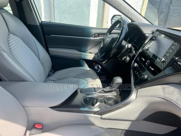 Toyota Camry SE 2021 Gray