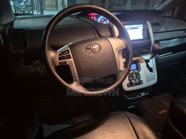 Toyota Voxy 2012 Gray