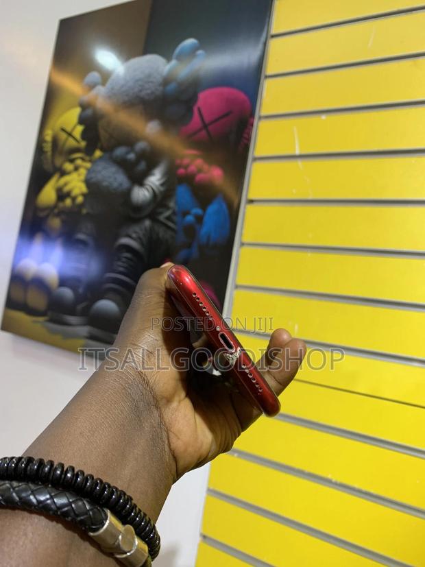 Apple iPhone XR 128 GB Red photo 2