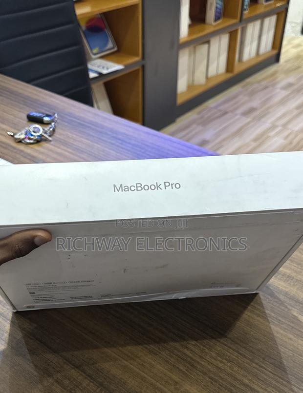 New Apple Macbook Pro 2025 M5 14-Inch 16GB Apple M4 Pro SSD 512GB photo 3