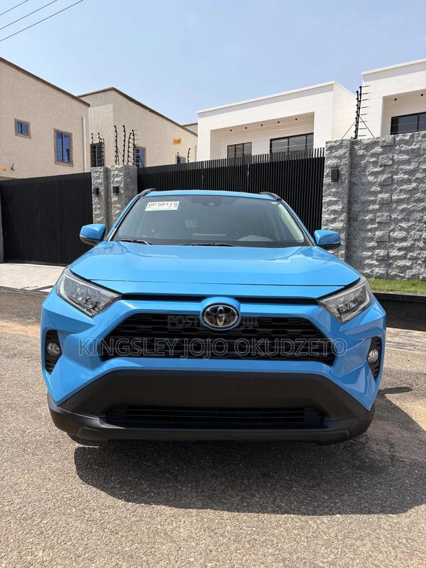 Toyota RAV4 XLE 2021 Blue