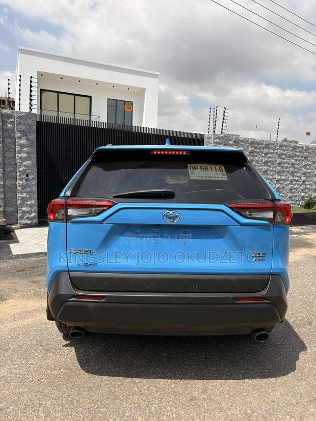 Toyota RAV4 XLE 2021 Blue