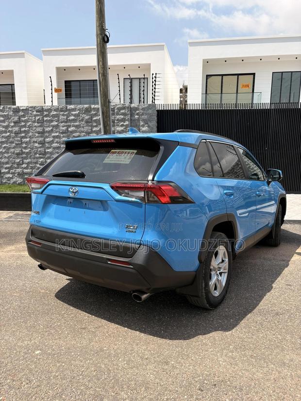 Toyota RAV4 XLE 2021 Blue