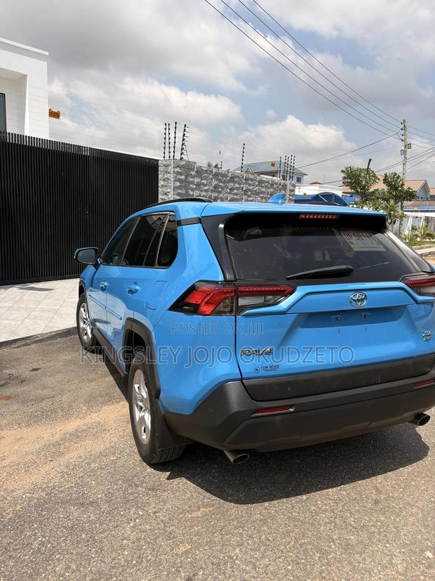 Toyota RAV4 XLE 2021 Blue