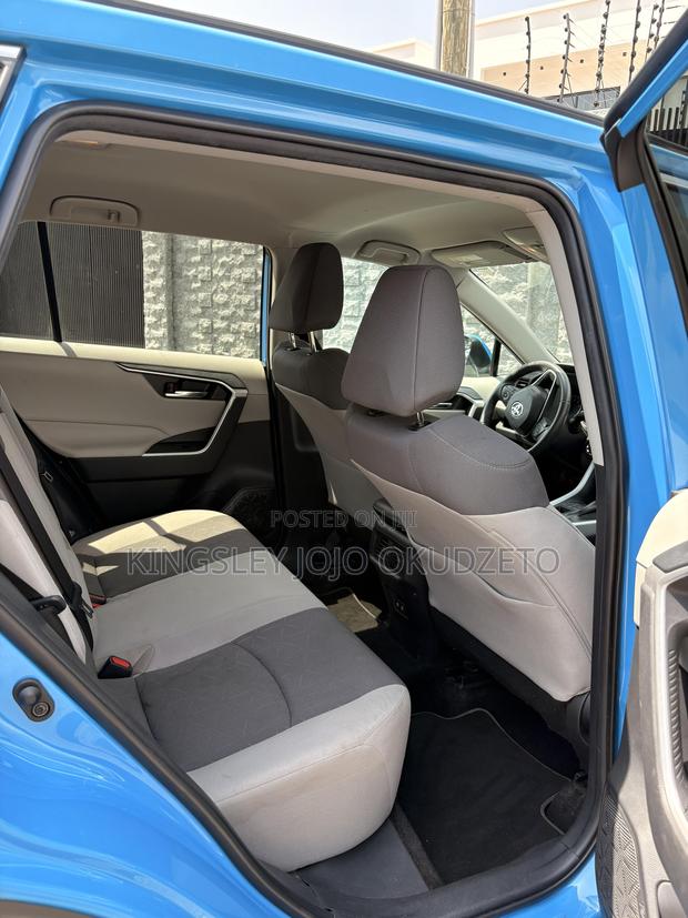Toyota RAV4 XLE 2021 Blue
