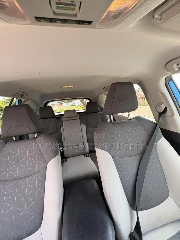 Toyota RAV4 XLE 2021 Blue