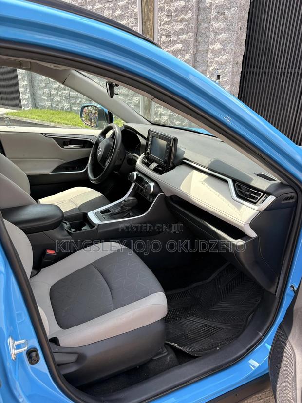 Toyota RAV4 XLE 2021 Blue