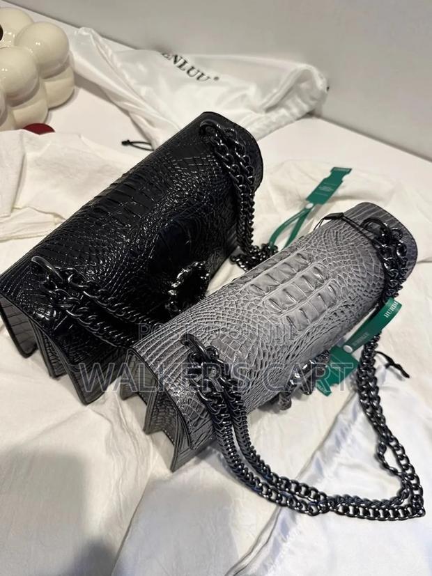 Luxury Chain Underarm Bag photo 3