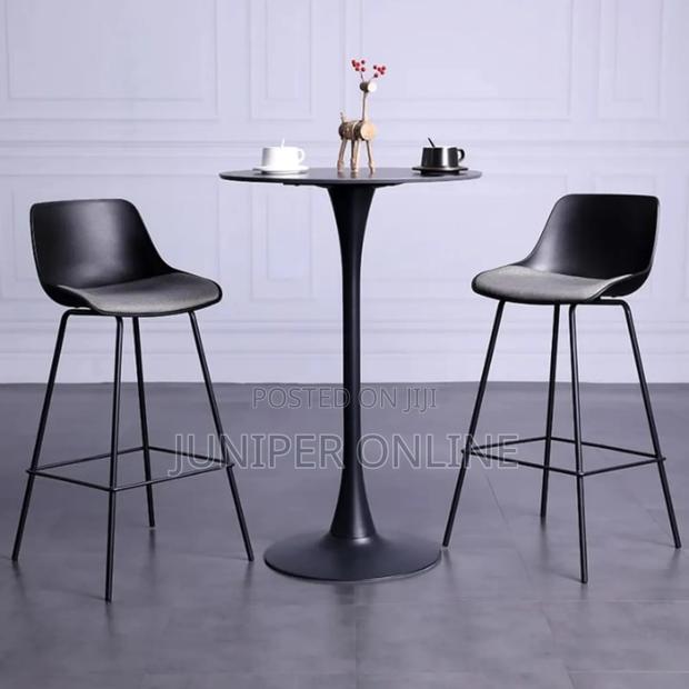 Cocktail Table Only Occupied · Photo 4