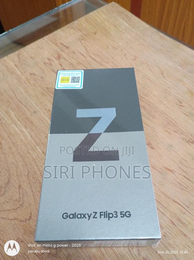 New Samsung Galaxy Z Flip 3 256 GB Black · Photo 3