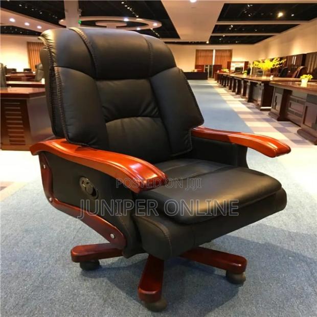 Swivel Chair Executive Crowned · Photo 2