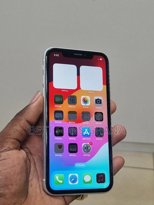 Apple iPhone XR 64 GB White photo 2