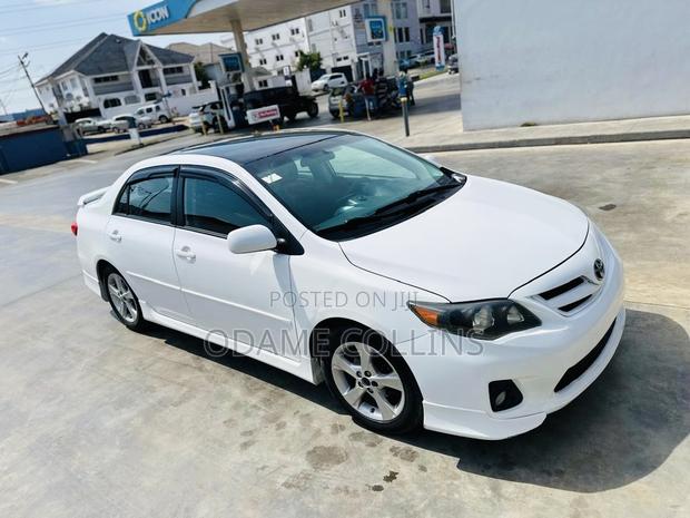 Toyota Corolla S 5-Speed 2013 White photo 2