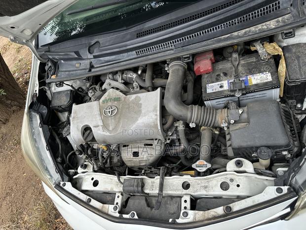 Toyota Vitz 2015 White photo 10
