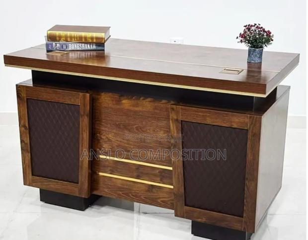 Modern Elegant Office Table · Photo 2