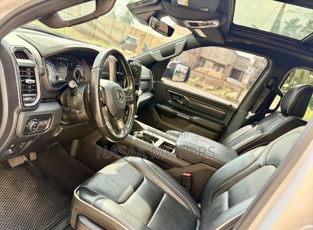 Dodge RAM 1500 5.7 Petrol RWD 2022 White photo 5