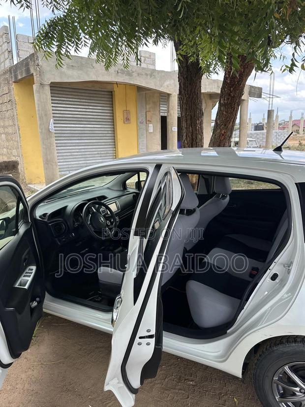 Toyota Vitz 2015 White photo 4