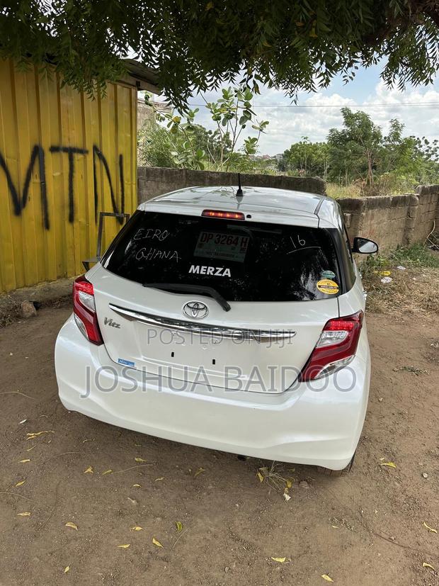 Toyota Vitz 2015 White photo 3