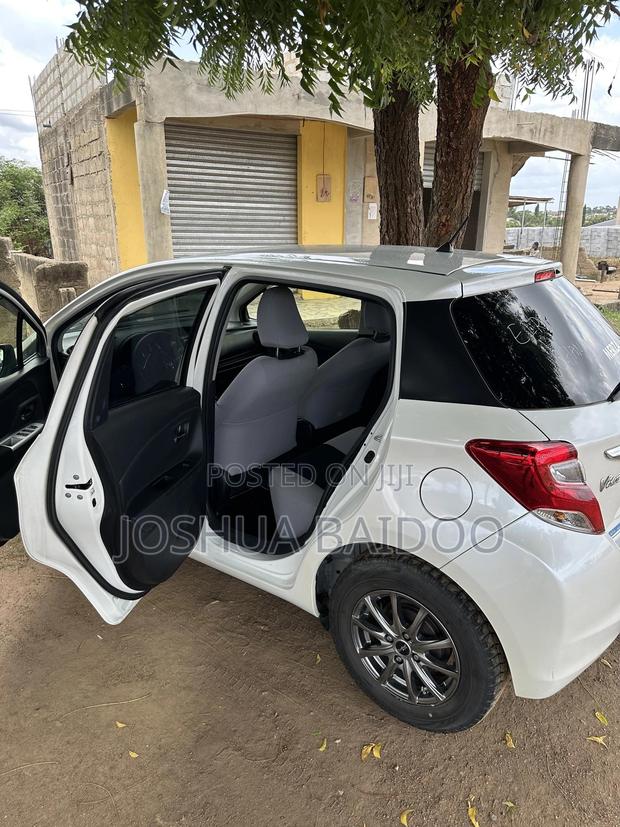 Toyota Vitz 2015 White photo 7