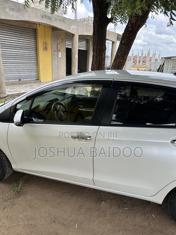 Toyota Vitz 2015 White photo 2