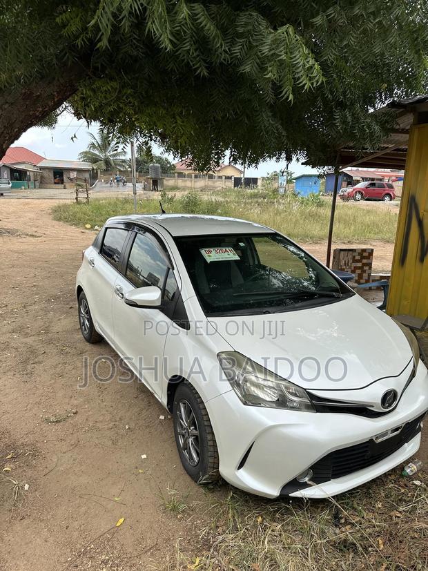 Toyota Vitz 2015 White photo 14